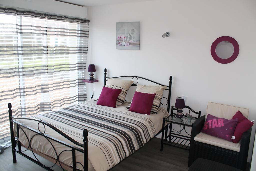 Le Champ De La Ferme Bed & Breakfast Saint-Gervais en-Belin Ruang foto